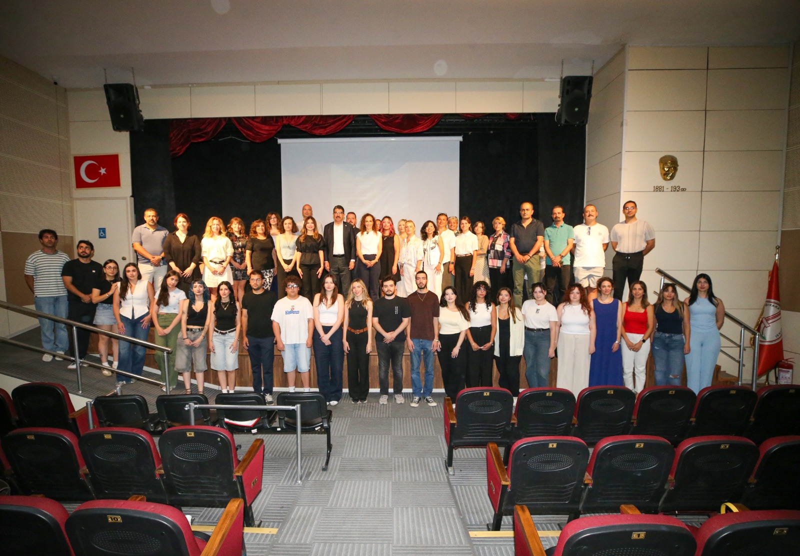 Karşıyaka Belediyesi’nin bu yıl beşincisini düzenlediği Öğrenci Yaz Okulu başladı.