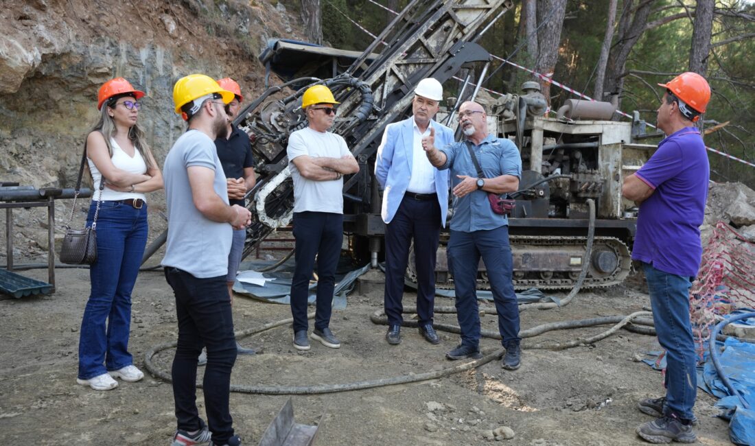 Kemalpaşa Belediye Başkanı Mehmet Türkmen, beraberindeki heyetle Yukarıkızılca’da sürdürülen maden
