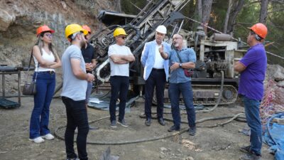 Kemalpaşa Belediye Başkanı Mehmet Türkmen, beraberindeki heyetle Yukarıkızılca’da sürdürülen maden