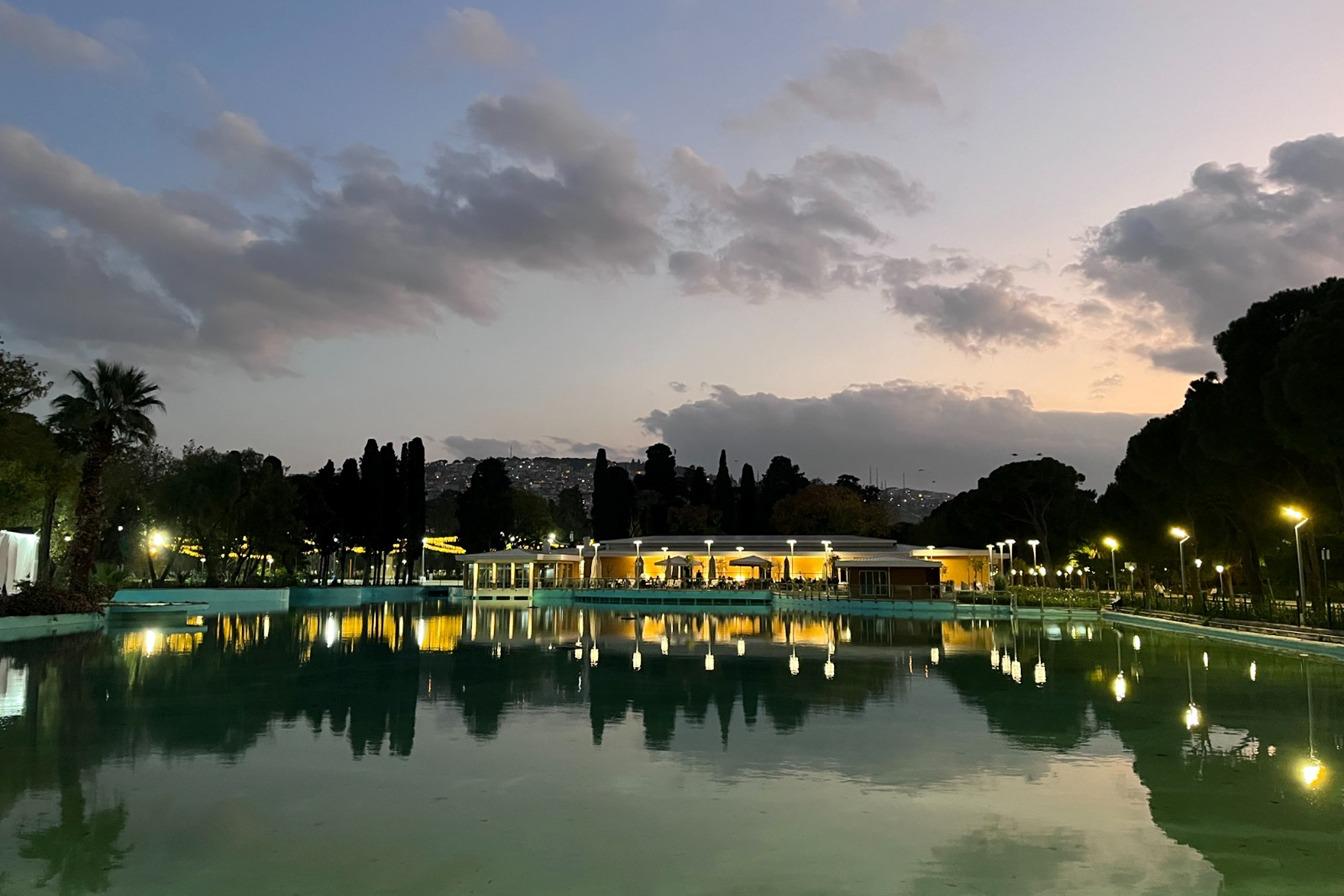 Özgün mimarisine bağlı kalınarak yeniden hayat bulan Kültürpark Göl Gazinosu,