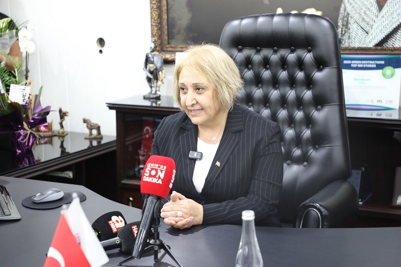 Menderes Belediye meclisinde yapılan oylama ile seçilen başkan vekili Asuman