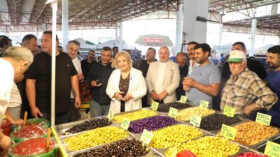 Menderes Belediye Başkan Vekili Asuman Şen, ilçe pazarında esnaf ve