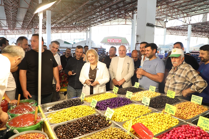 Menderes Belediye Başkan Vekili Asuman Şen, ilçe pazarında esnaf ve
