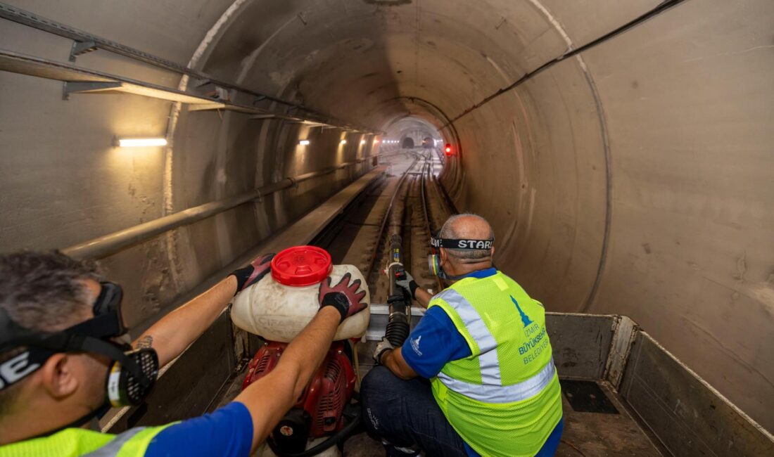 İzmir’de yüz binlerce yolcunun kullandığı metro hattında gece mesaisi sürüyor.