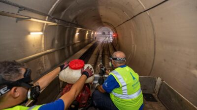 İzmir’de yüz binlerce yolcunun kullandığı metro hattında gece mesaisi sürüyor.