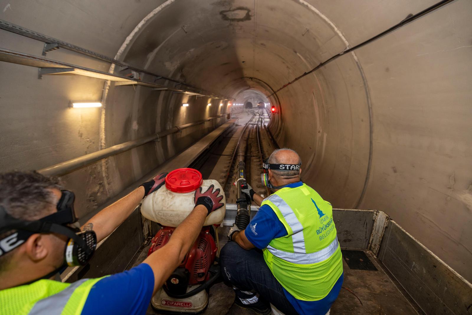 İzmir’de yüz binlerce yolcunun kullandığı metro hattında gece mesaisi sürüyor.