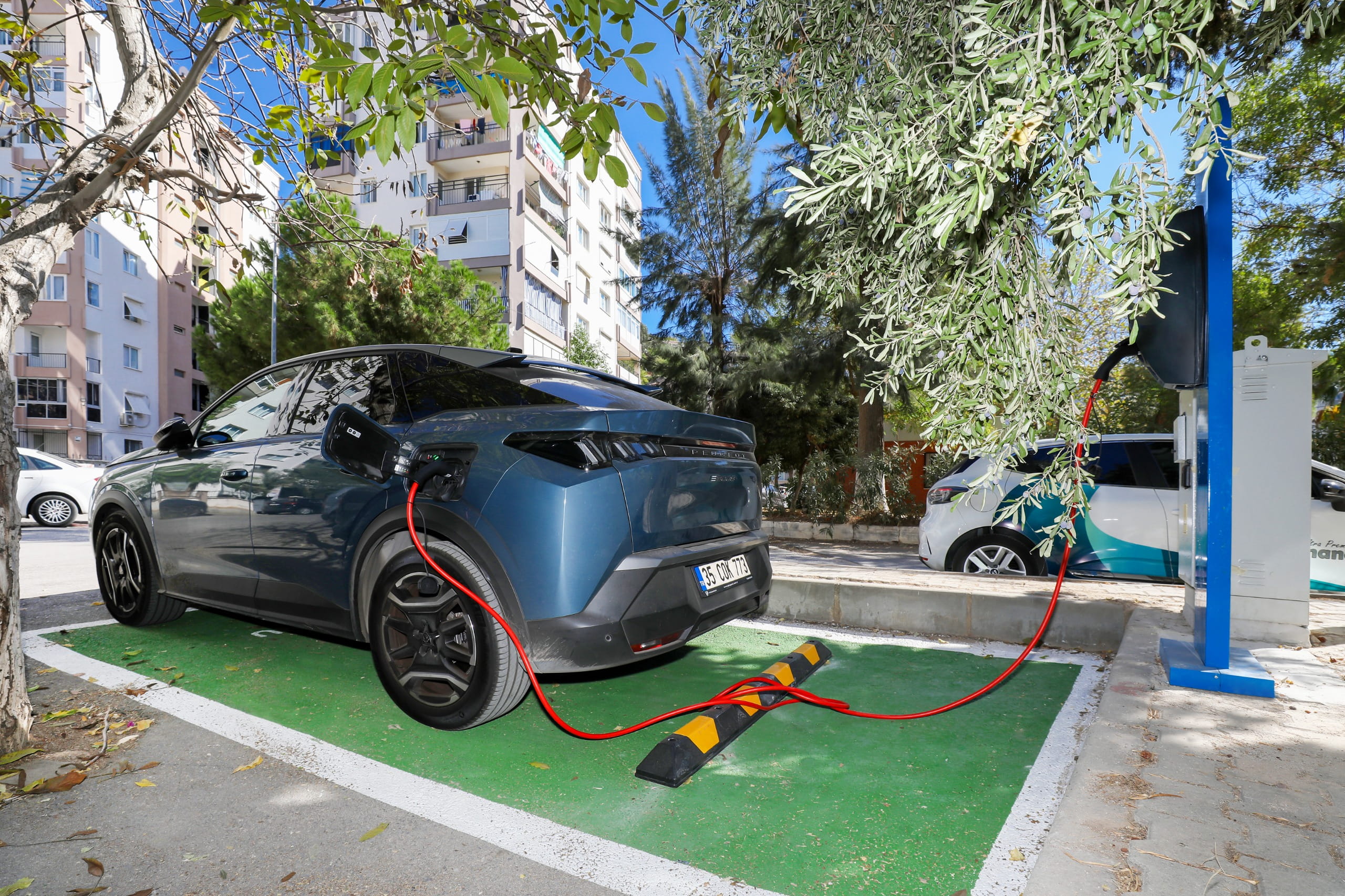 Narlıdere Belediyesi’nin Aralık 2024’te hizmete aldığı elektrikli araç şarj istasyonları
