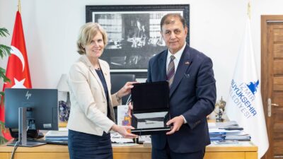 İzmir Büyükşehir Belediye Başkanı Dr. Cemil Tugay, göreve yeni başlayan