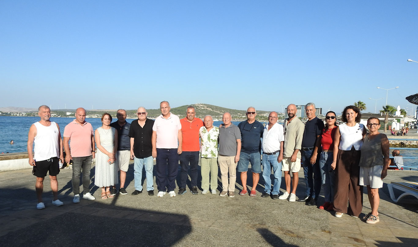 YENİ Parti Kurucu Çeşme İlçe Başkanı Dolunay Onur ve yönetim