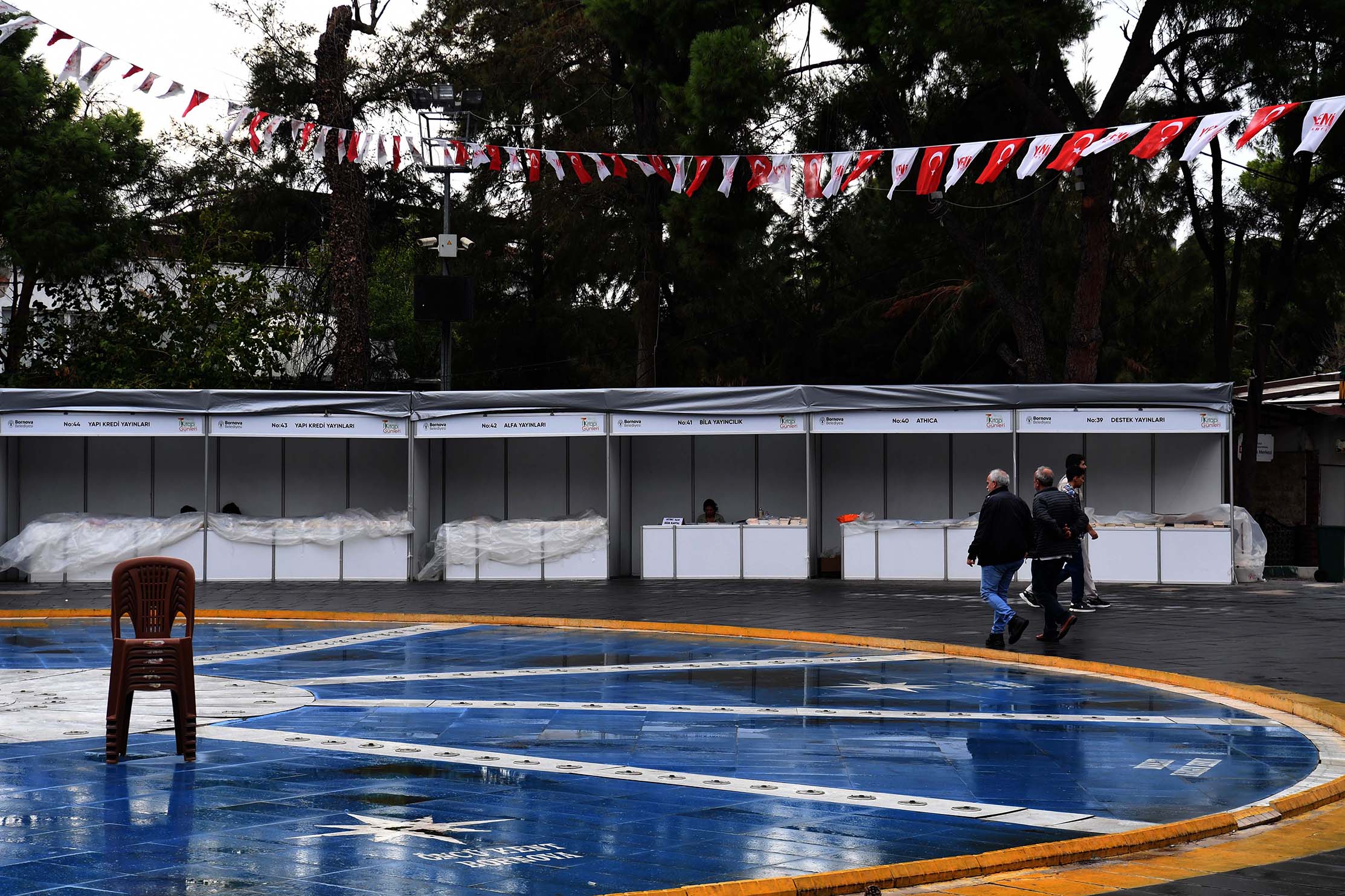 Yayınevlerinden Bornova Belediyesi’ne Yağmur Tepkisi! Bornova Belediyesi’nin Büyükpark’ta düzenlediği ve