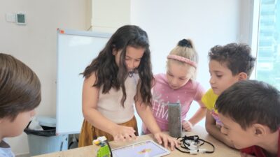 Bayraklı’da yaz tatilini değerlendiren çocuklar, ücretsiz yaz okulu atölyelerinde sanat,
