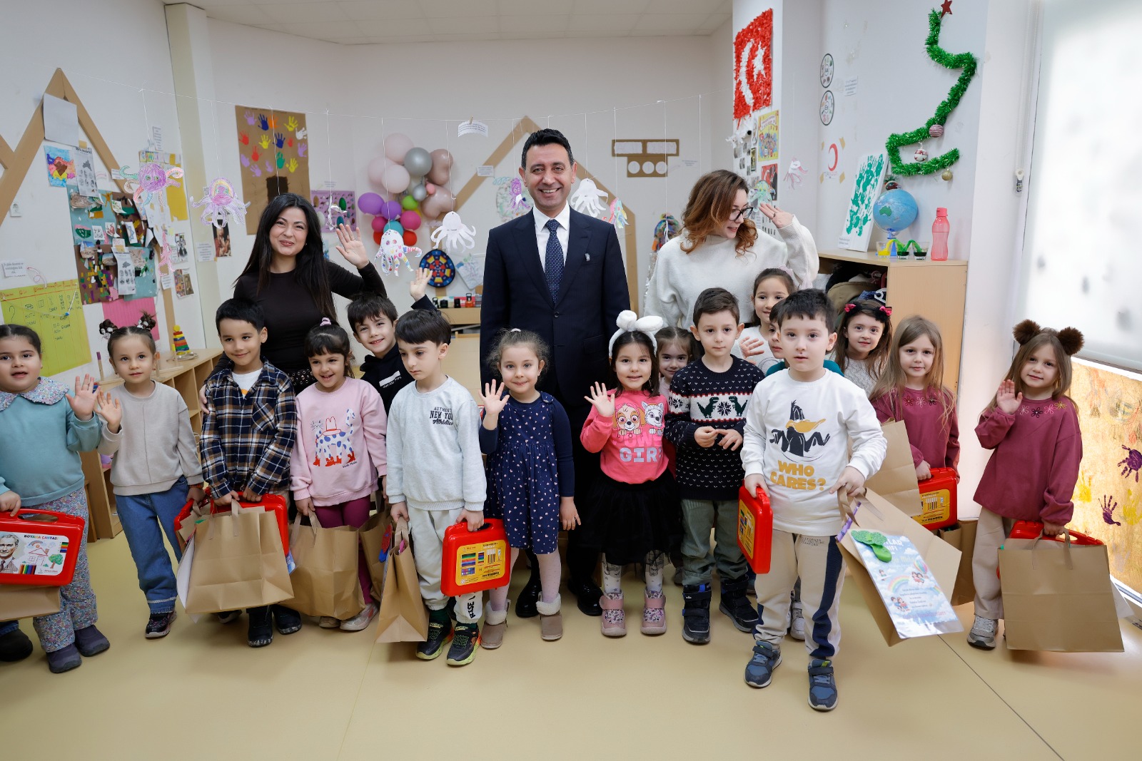 Bayraklı Belediyesi, çocuk ve gençlerin eğitim yolculuğunun her aşamasında destek