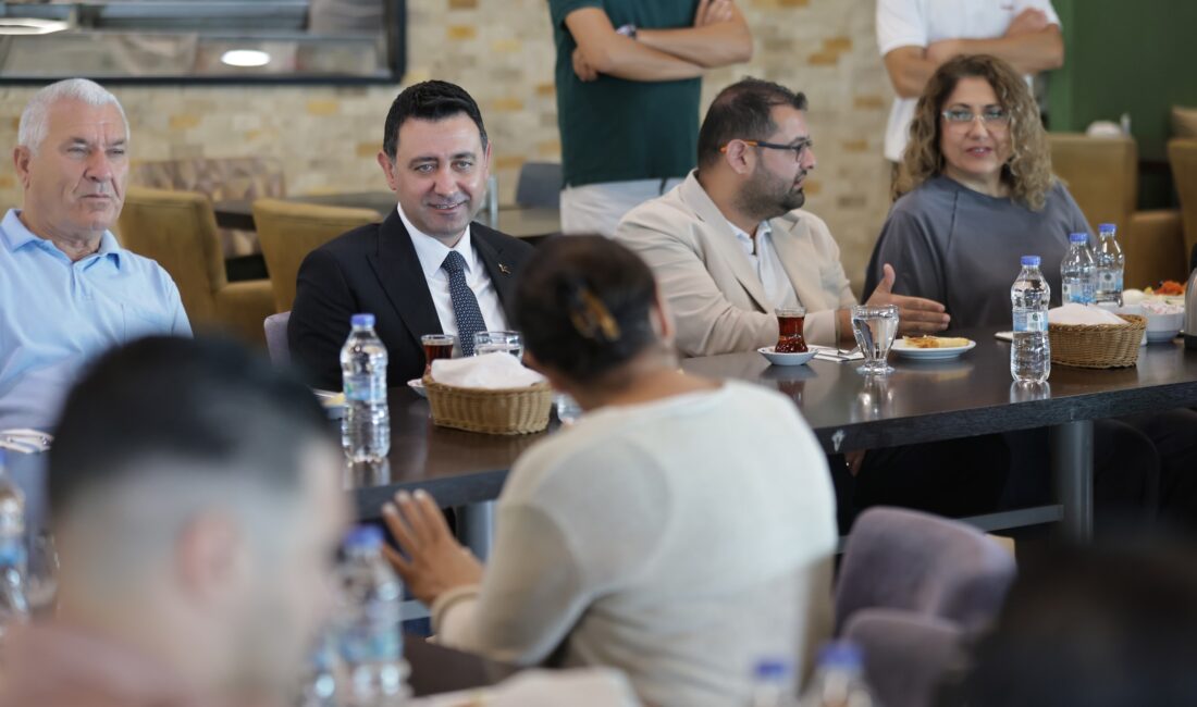 Bayraklı Belediye Başkanı İrfan Önal, ilçedeki mahalle muhtarlarıyla bir araya