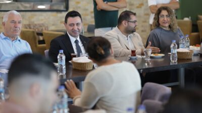 Bayraklı Belediye Başkanı İrfan Önal, ilçedeki mahalle muhtarlarıyla bir araya