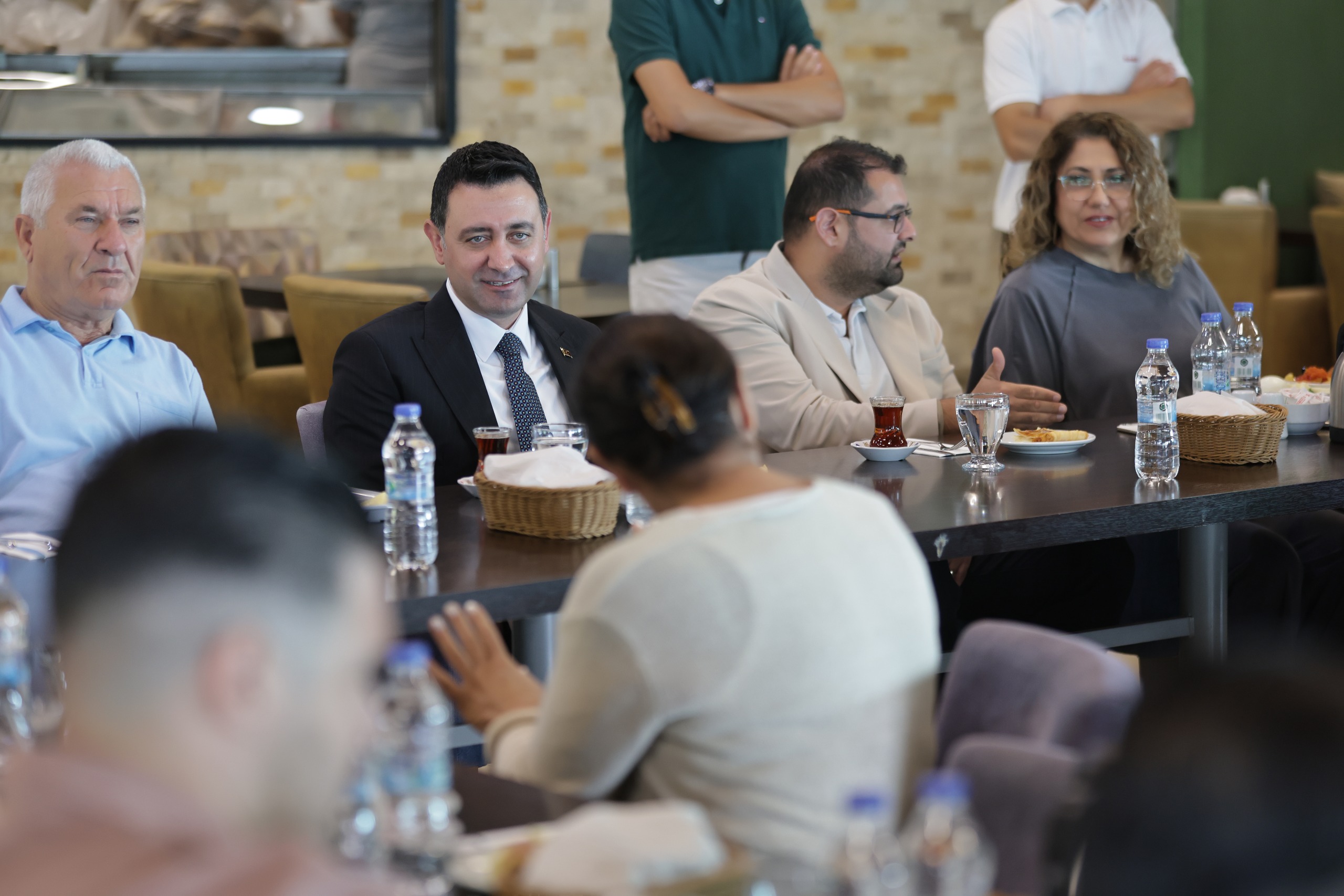 Bayraklı Belediye Başkanı İrfan Önal, ilçedeki mahalle muhtarlarıyla bir araya