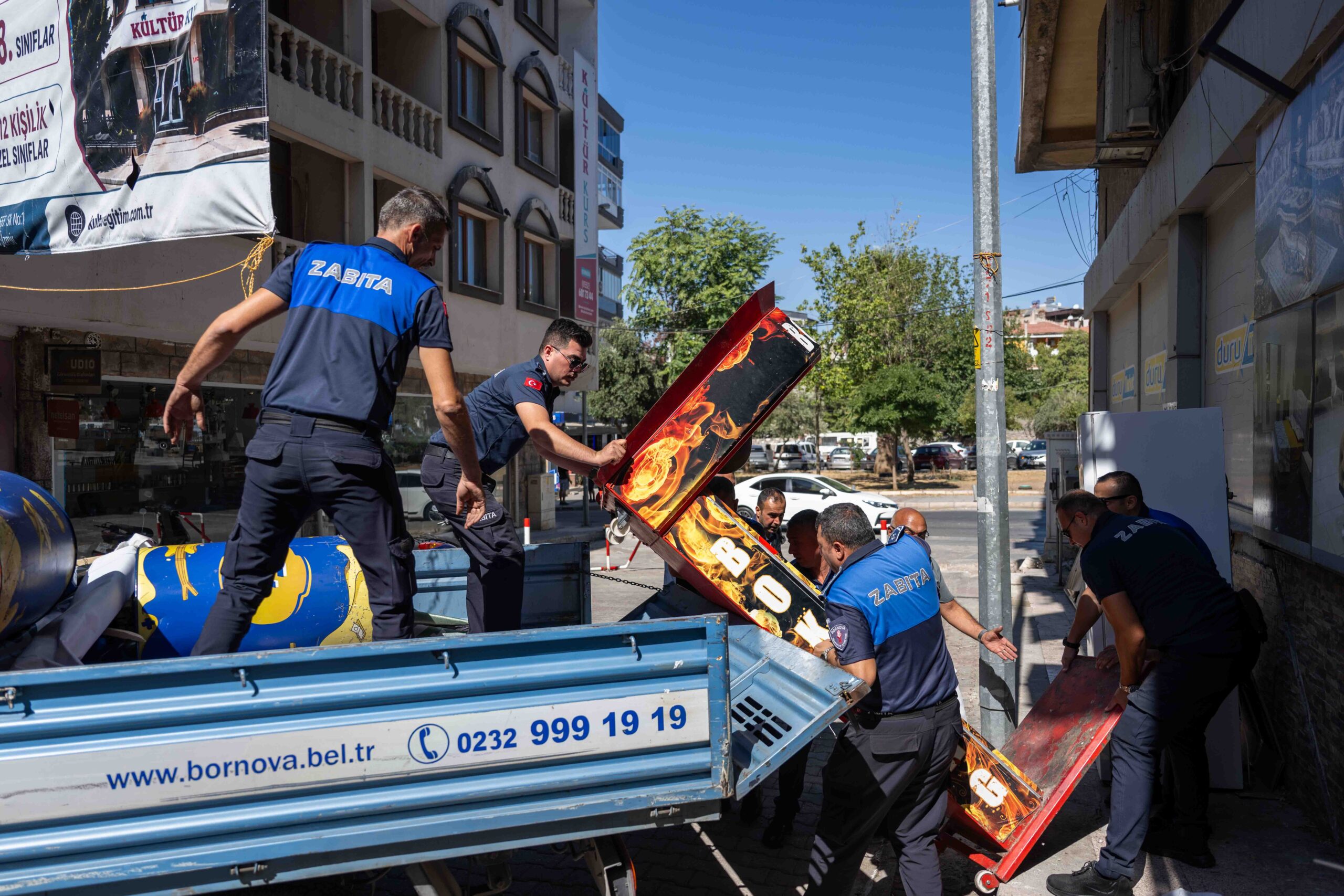 Bornova Belediyesi, Spotçular Sokağı ve Çamdibi Kapalı Pazaryeri çevresinde kaldırım
