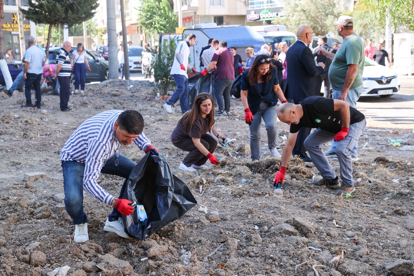 Dünya Temizlik Günü kapsamında Fırat Mahallesi’nde düzenlenen çalışmada Buca Belediyesi