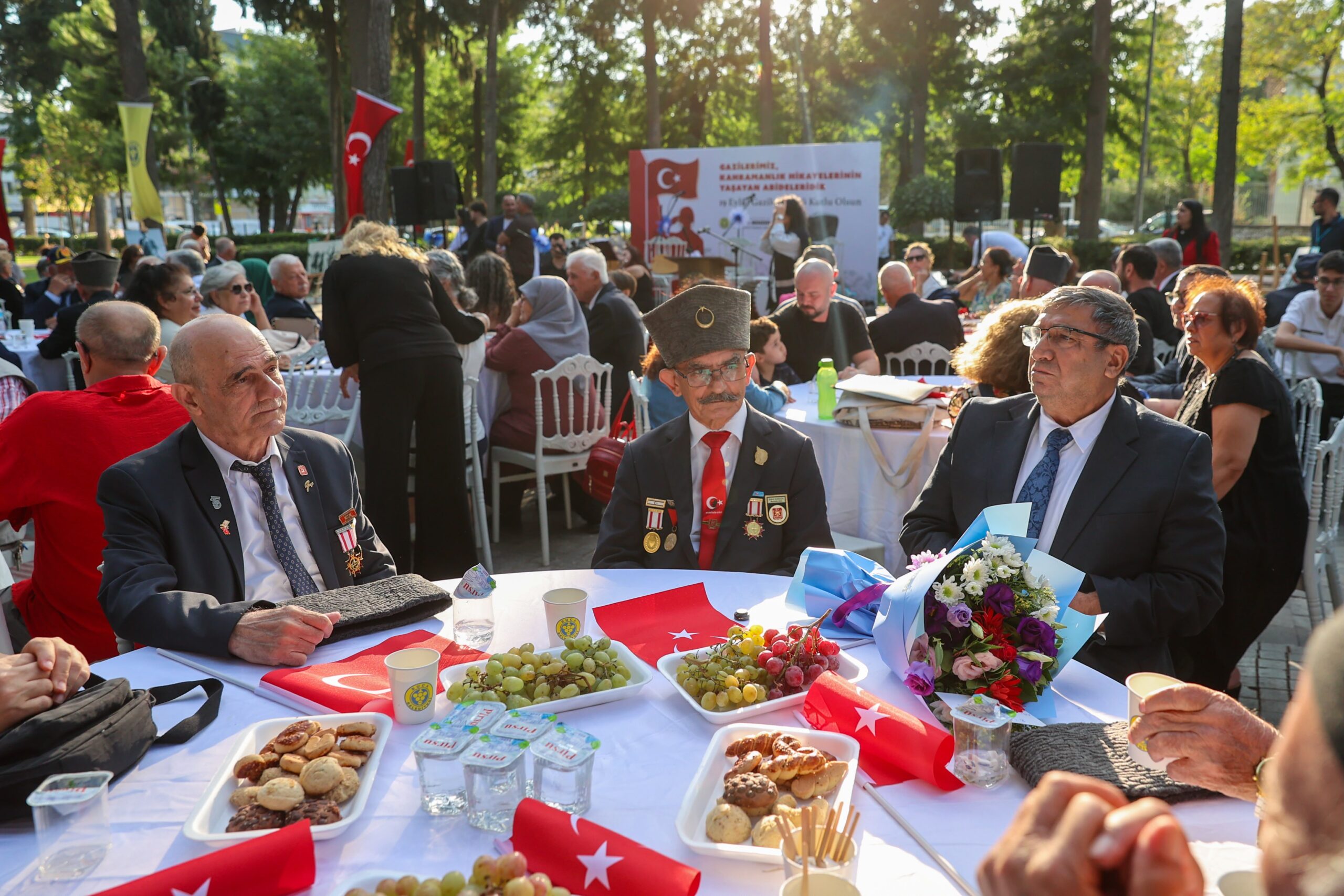 Buca Belediyesi, 19 Eylül Gaziler Günü kapsamında düzenlediği etkinlikte gazileri