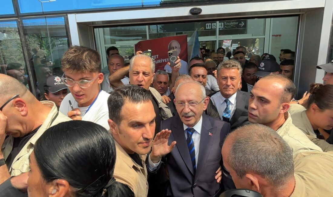 İzmir’e gelen CHP Genel Başkanı Kemal Kılıçdaroğlu, Adnan Menderes Havalimanı’nda