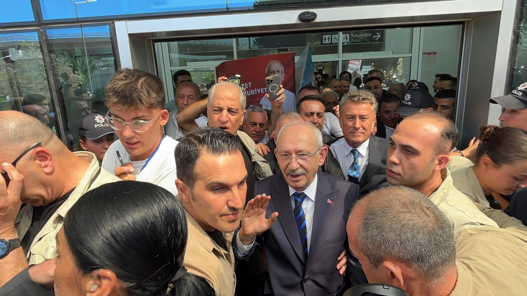 İzmir’e gelen CHP Genel Başkanı Kemal Kılıçdaroğlu, Adnan Menderes Havalimanı’nda