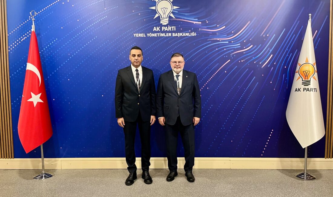 Ankara’da düzenlenen törende Çiğli Belediye Başkanı Onur Emrah Yıldız, AK