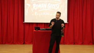 Çiğli Belediyesi’nin düzenlediği Komedi Akşamları, Emrah Bari’nin Roman Gecesi özel