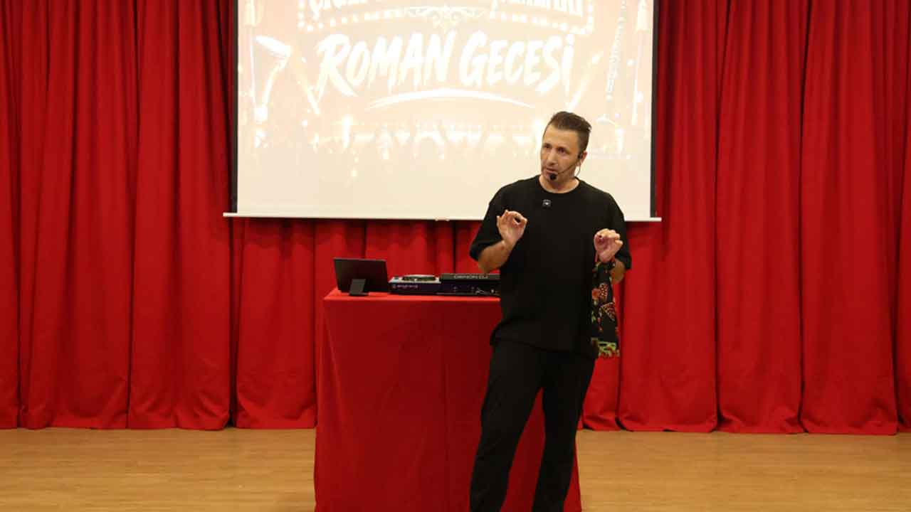 Çiğli Belediyesi’nin düzenlediği Komedi Akşamları, Emrah Bari’nin Roman Gecesi özel