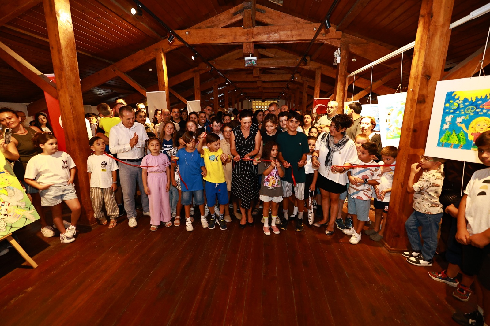 Efes Selçuklu çocuklar, 1 Eylül Dünya Barış Günü’nü sanatla kutladı.