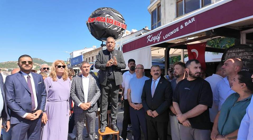 AK Parti’ye katılan Foça Belediye Başkanı Saniye Bora Fıçı, CHP