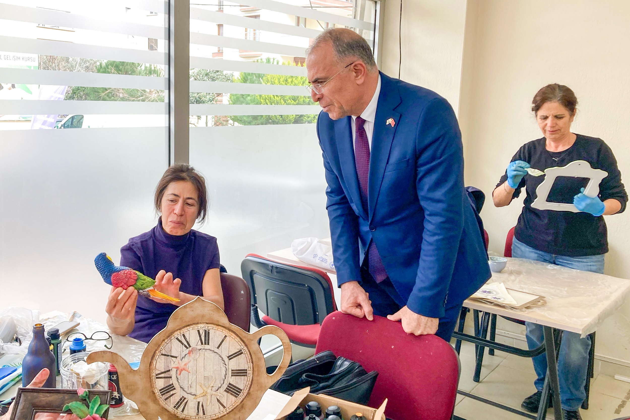 Gaziemir Belediyesi’nin Cumhuriyet Semtevleri’nde düzenlediği kış dönemi kursları için kayıt