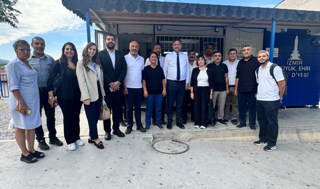 CHP İzmir İl Başkanı Utku Gümrükçü, Karabağlar’daki saha çalışmaları kapsamında