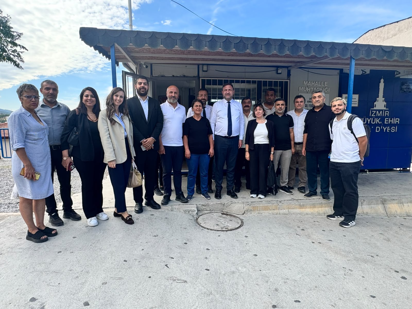 CHP İzmir İl Başkanı Utku Gümrükçü, Karabağlar’daki saha çalışmaları kapsamında