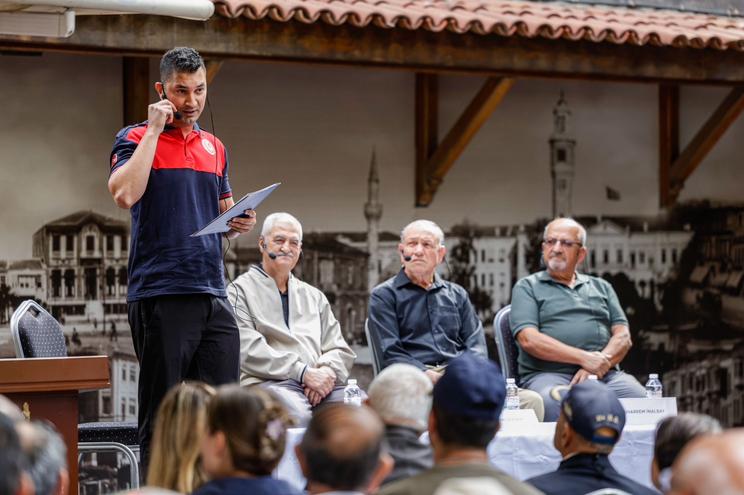 İzmir İtfaiyesi’nin düzenlediği &ldquo;Bir Ömür İtfaiye&rdquo; söyleşisi, mesleğe yıllarını adamış
