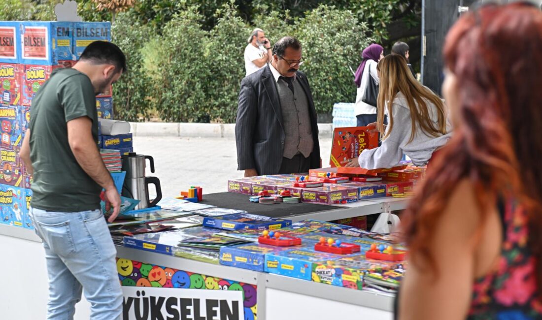 İzmir Büyükşehir Belediyesi ev sahipliğinde düzenlenen İZKİTAP, sonbaharın atmosferinde Kültürpark’ta