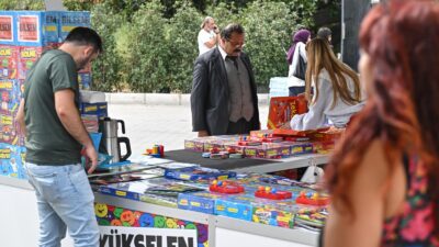 İzmir Büyükşehir Belediyesi ev sahipliğinde düzenlenen İZKİTAP, sonbaharın atmosferinde Kültürpark’ta