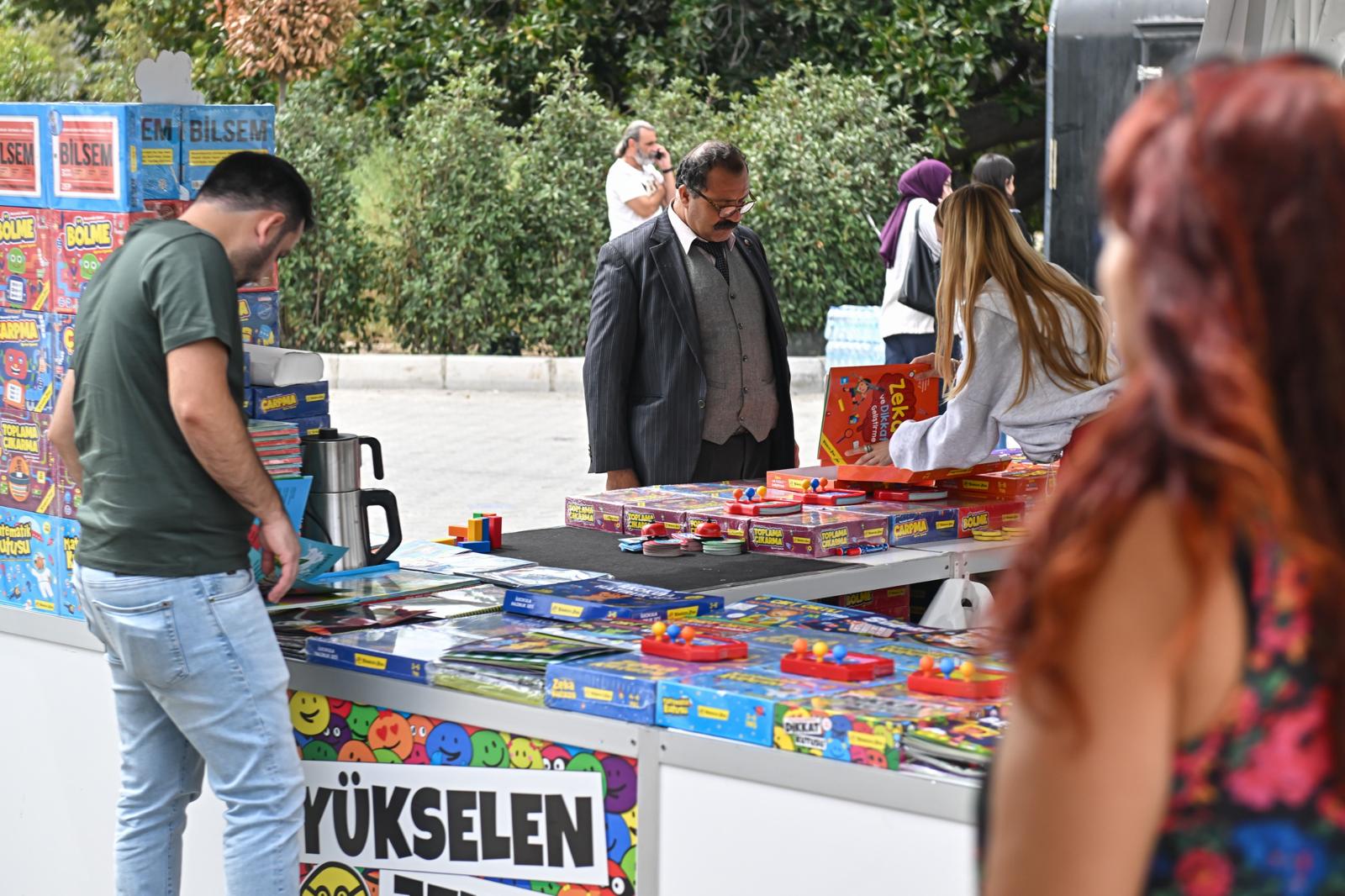 İzmir Büyükşehir Belediyesi ev sahipliğinde düzenlenen İZKİTAP, sonbaharın atmosferinde Kültürpark’ta