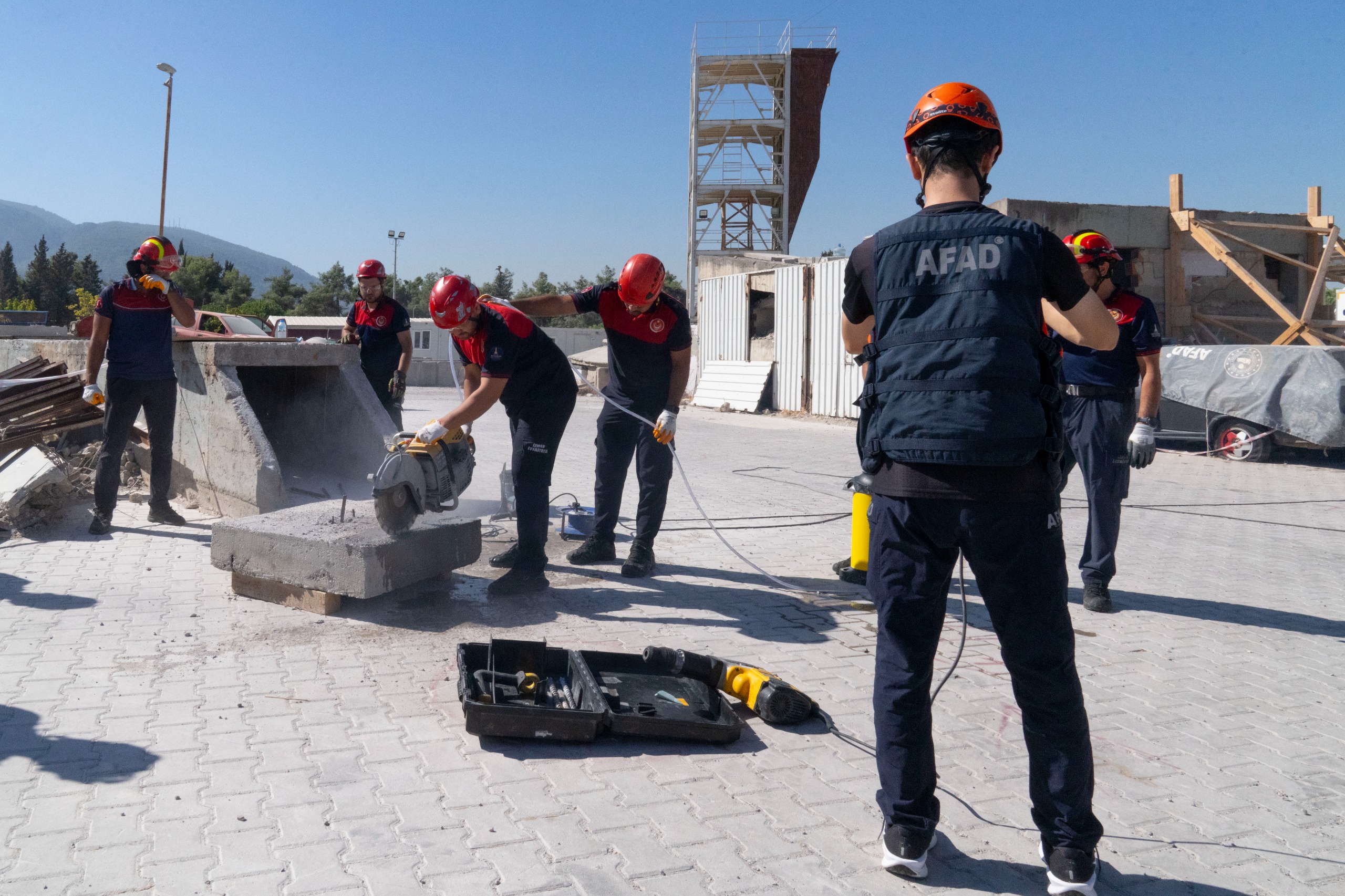 İzmir Büyükşehir Belediyesi İtfaiye Dairesi Başkanlığı, olası afetlere müdahale kapasitesini