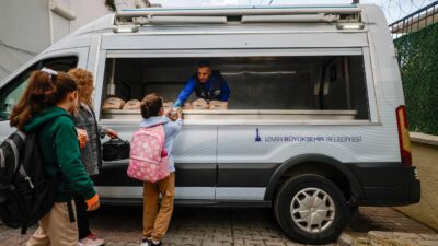 İzmir Büyükşehir Belediyesi’nin ilkokul öğrencilerine yönelik beslenme paketi desteği yeni