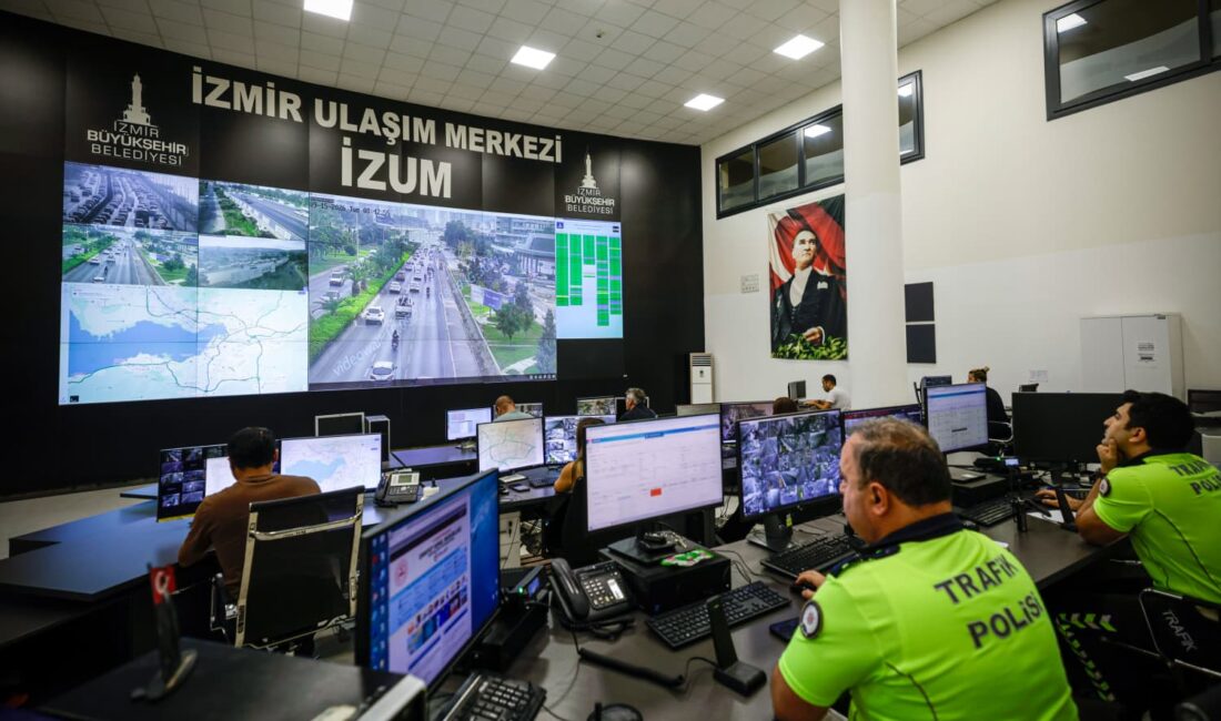 Yeni eğitim-öğretim yılının başlamasıyla birlikte İzmir genelinde artan trafik yoğunluğu,