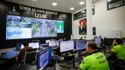 Yeni eğitim-öğretim yılının başlamasıyla birlikte İzmir genelinde artan trafik yoğunluğu,
