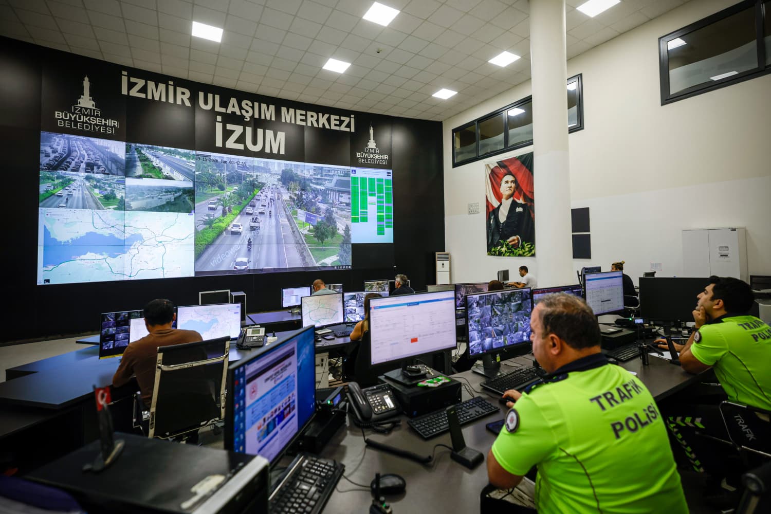 Yeni eğitim-öğretim yılının başlamasıyla birlikte İzmir genelinde artan trafik yoğunluğu,