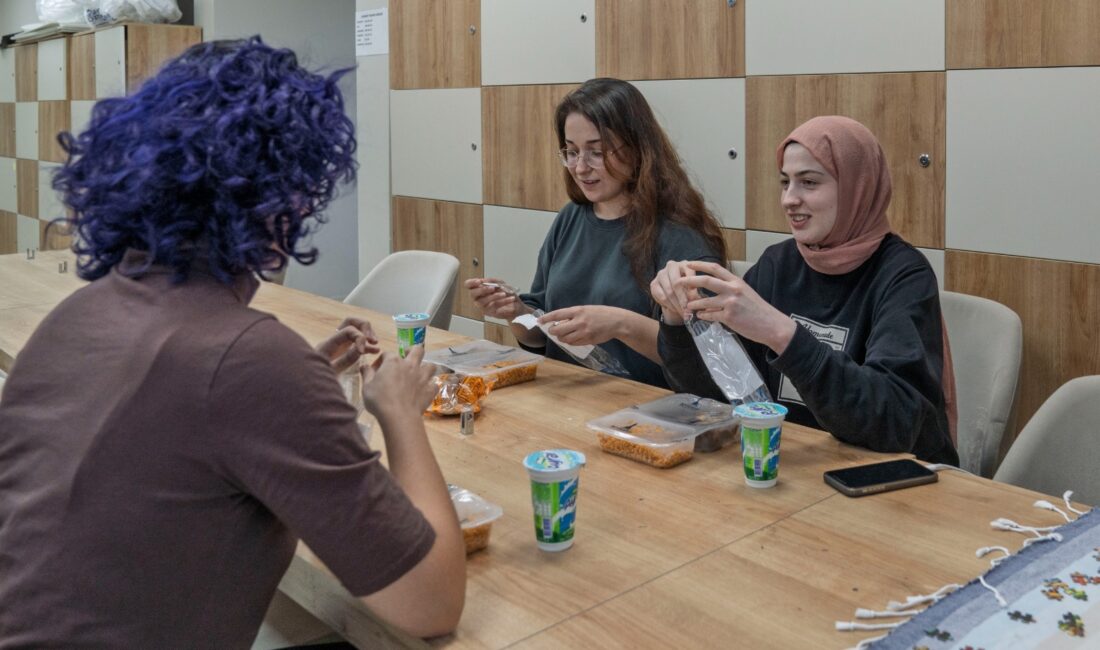 İzmir Büyükşehir Belediyesi, üniversite eğitimi için kente gelen kız öğrencilerin