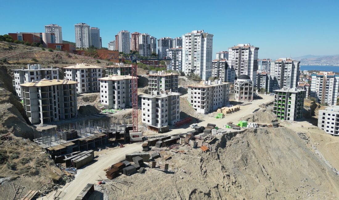 AK Parti İzmir İl Başkanı Bilal Saygılı, Karabağlar’daki TOKİ projesinde