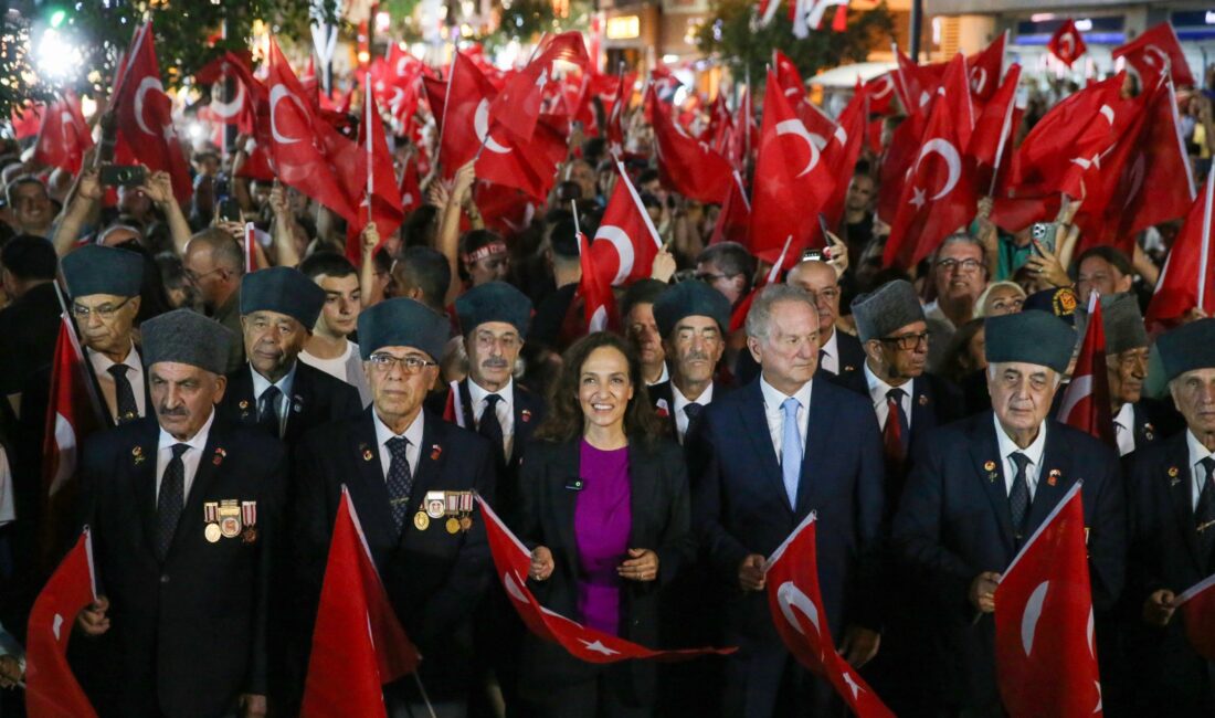 İzmir’in düşman işgalinden kurtuluşunun 104’üncü yıl dönümü, Karşıyaka’da düzenlenen fener