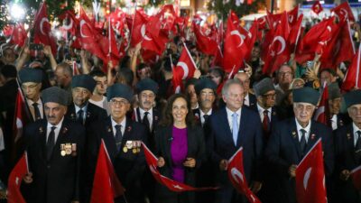 İzmir’in düşman işgalinden kurtuluşunun 104’üncü yıl dönümü, Karşıyaka’da düzenlenen fener