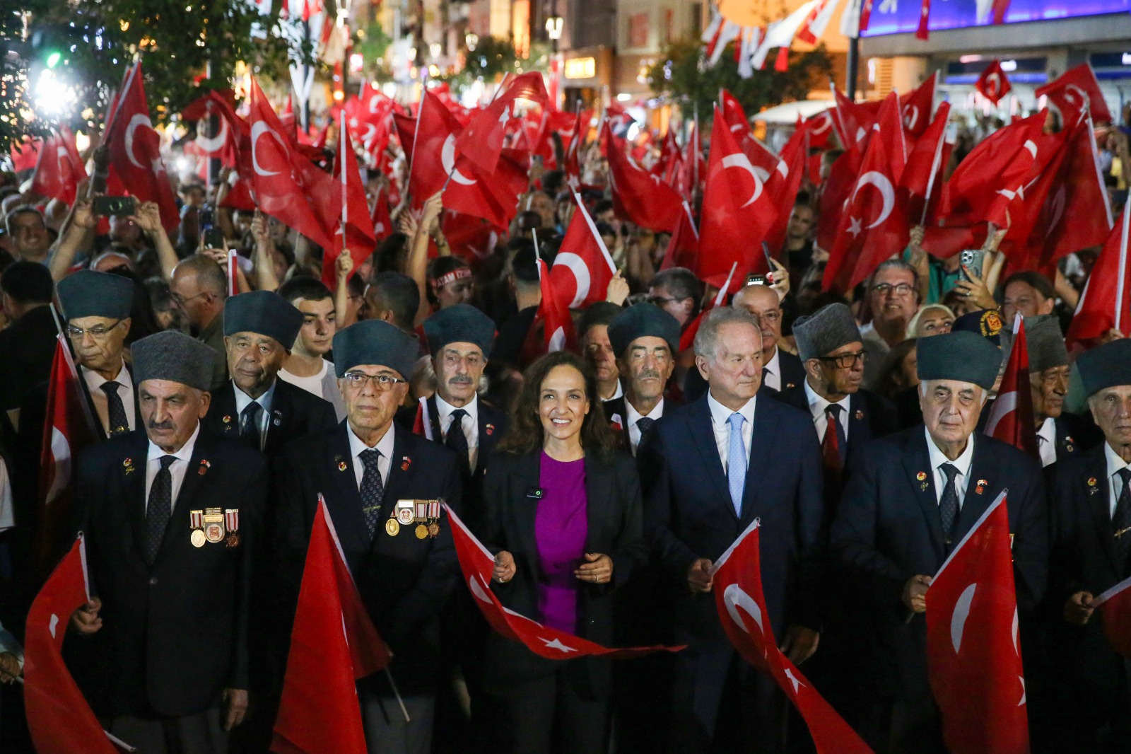 İzmir’in düşman işgalinden kurtuluşunun 104’üncü yıl dönümü, Karşıyaka’da düzenlenen fener