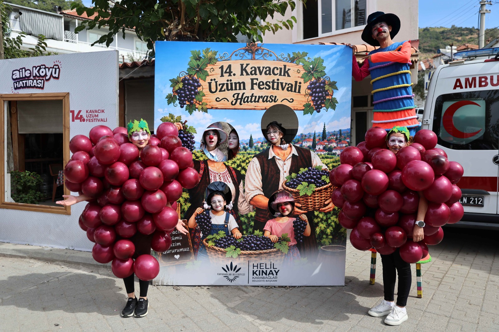 Karabağlar Belediyesi’nin düzenlediği 14’üncü Kavacık Üzüm Festivali, iki gün boyunca