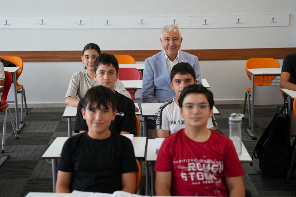 Kemalpaşa Belediyesi tarafından kapsamlı düzenleme çalışmalarının ardından bu yıl hizmete açılan Eğitim Destekleme Kurs Merkezi, 400 öğrenciyi lise ve üniversite sınavlarına ücretsiz olarak hazırlıyor