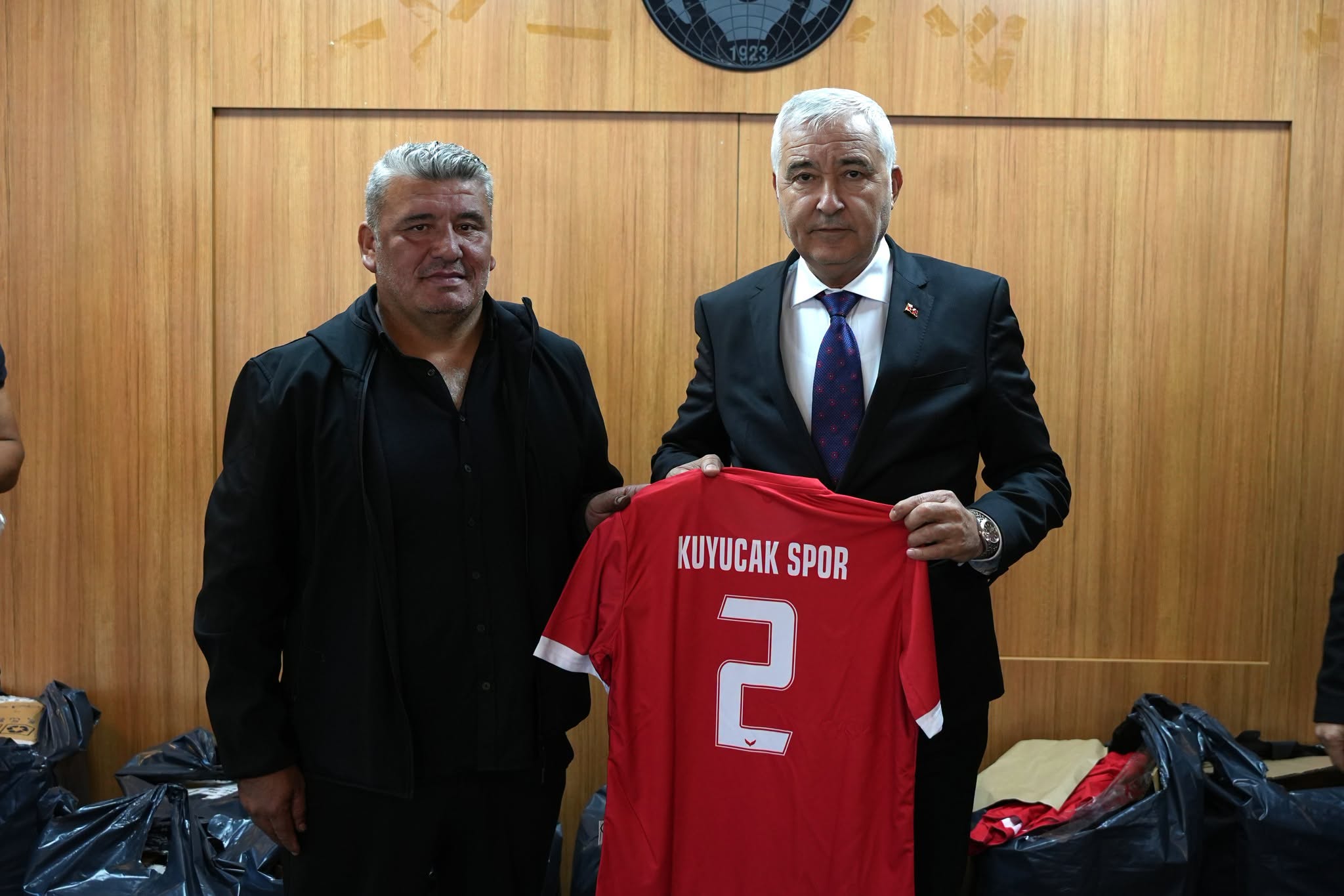 Kemalpaşa Belediyesi, ilçedeki 15 amatör futbol kulübü ile güreş takımına