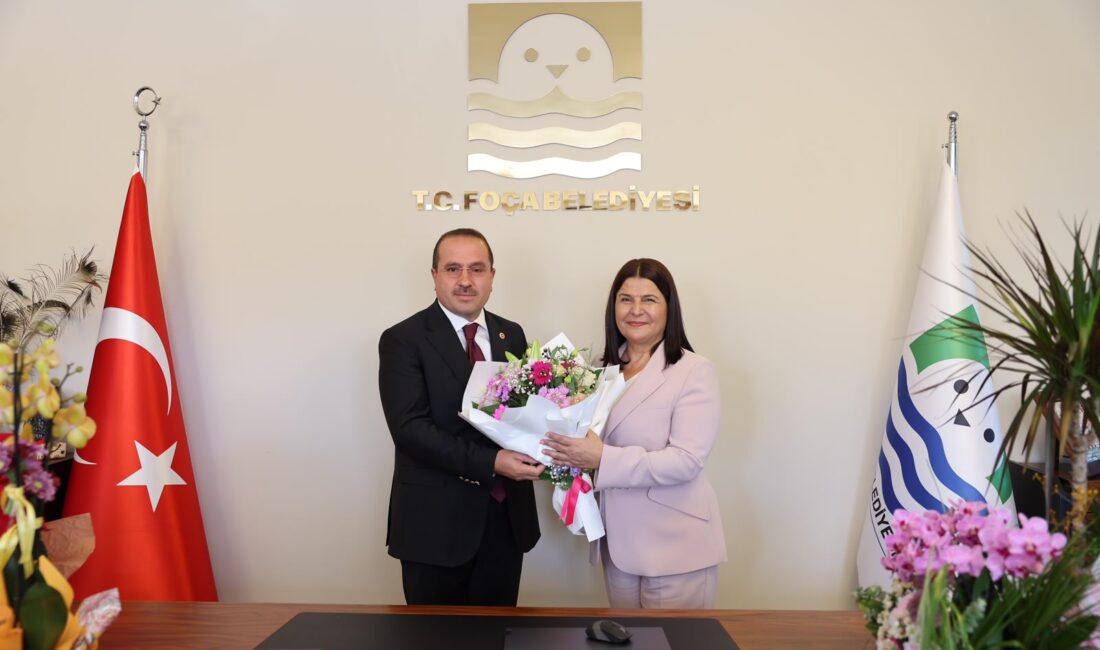 AK Parti İzmir Milletvekili Yaşar Kırkpınar, Foça’da sanayicilerden esnaflara, balıkçılardan